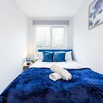 The Blue Hideaway - Spacious Battersea House With Private Garden