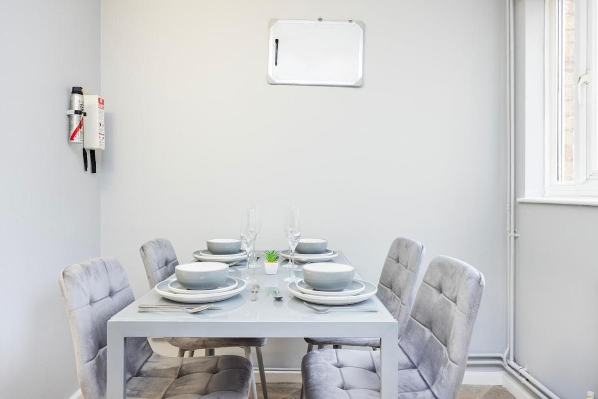 The Blue Hideaway - Spacious Battersea House With Private Garden Apartment London