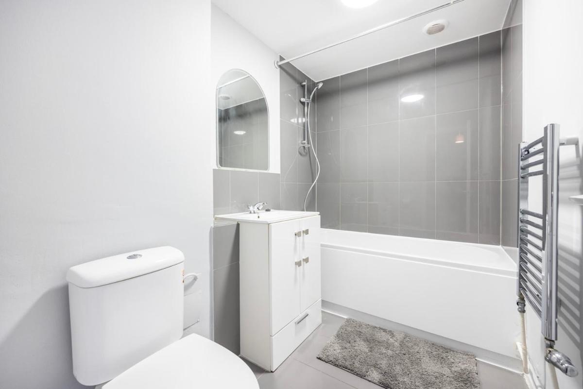The Blue Hideaway - Spacious Battersea House With Private Garden *