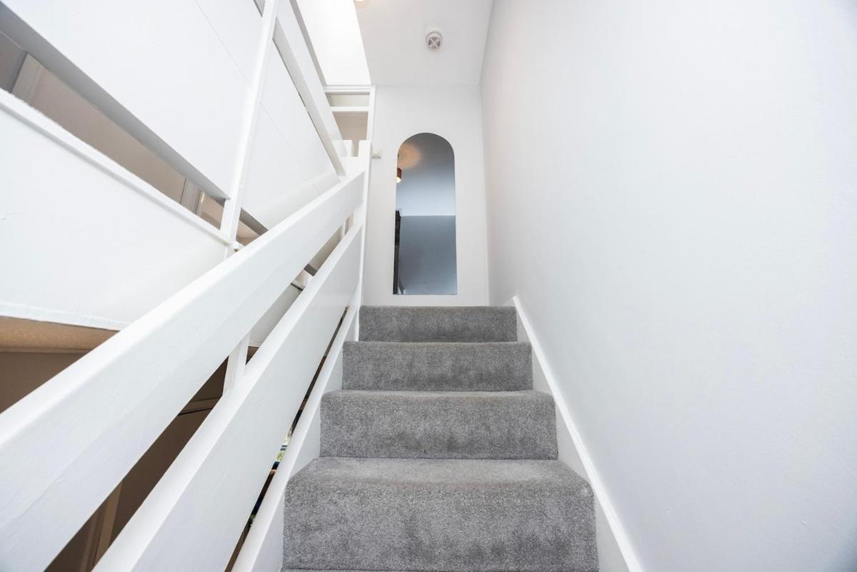 The Blue Hideaway - Spacious Battersea House With Private Garden * London