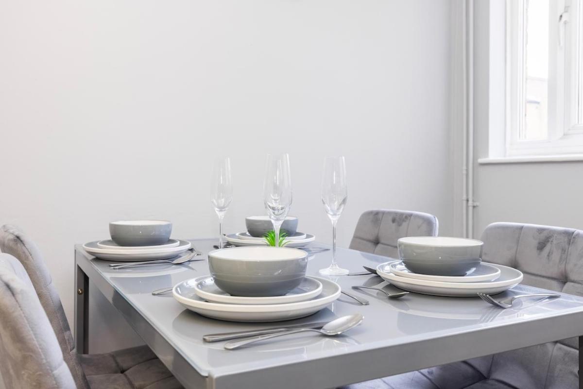 The Blue Hideaway - Spacious Battersea House With Private Garden