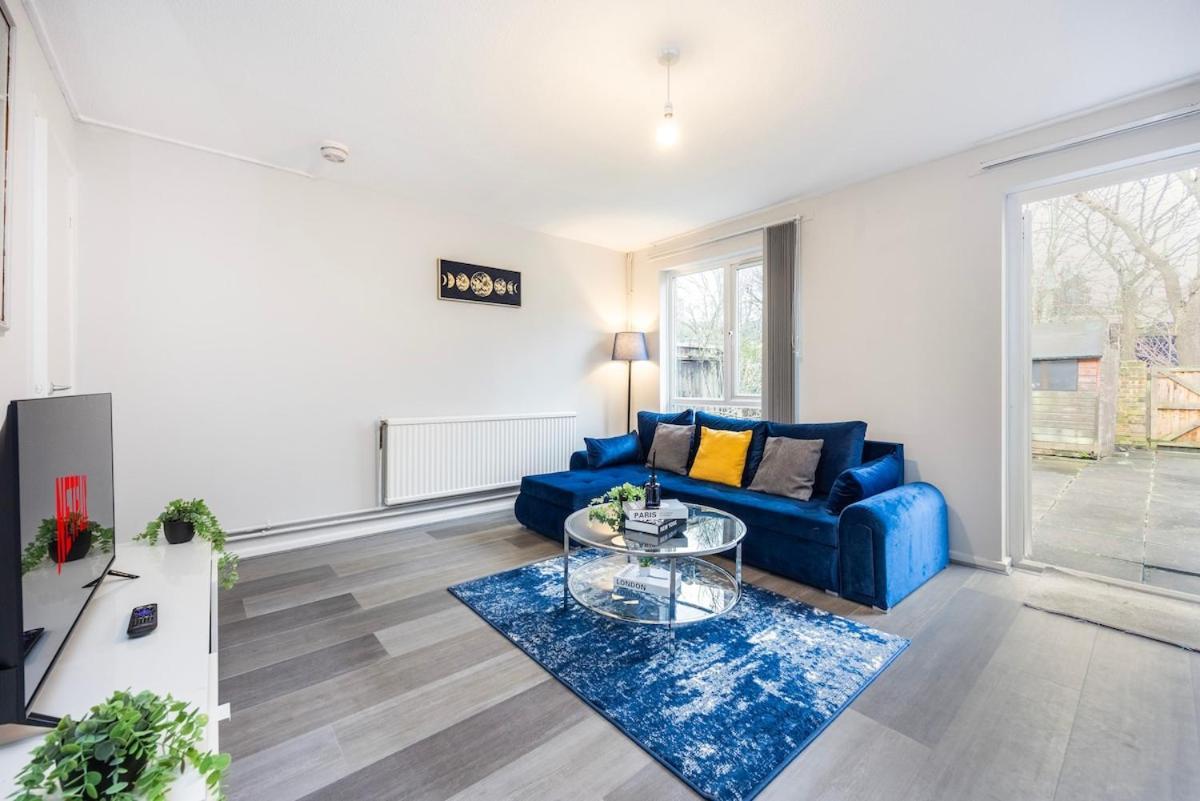 The Blue Hideaway - Spacious Battersea House With Private Garden Apartment London