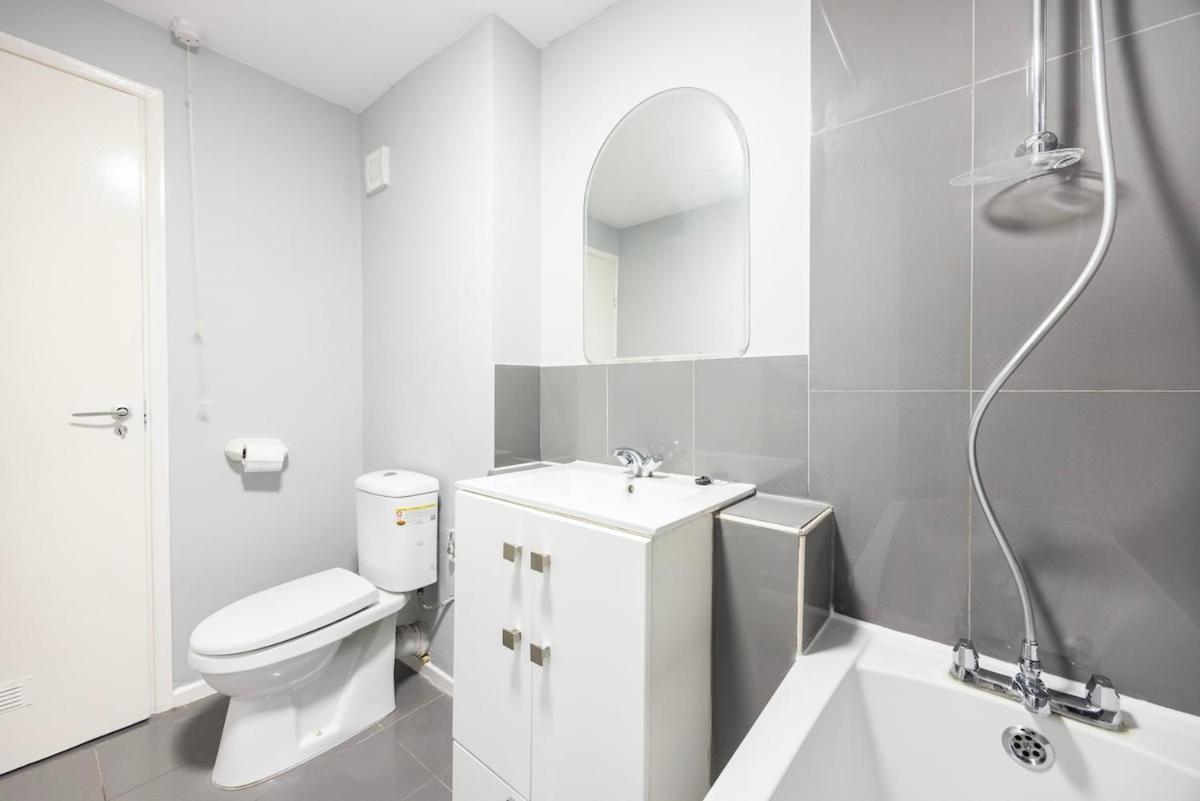 The Blue Hideaway - Spacious Battersea House With Private Garden