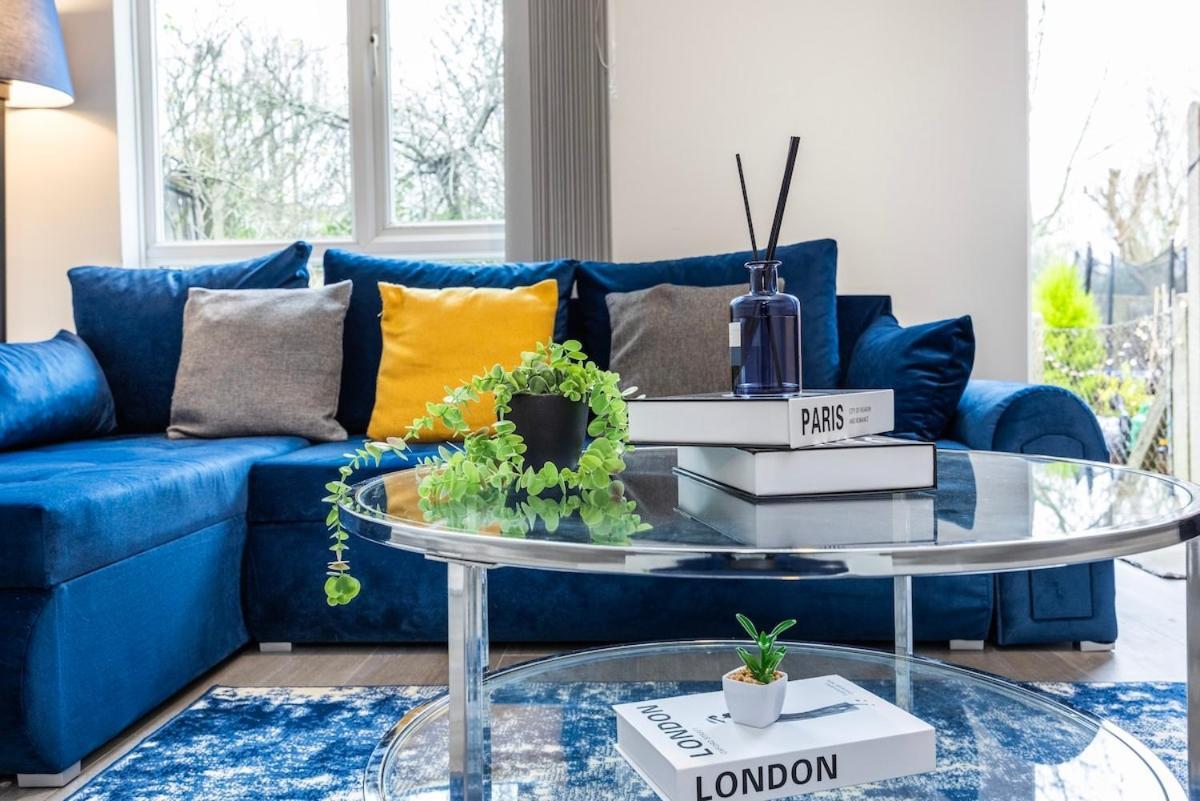 The Blue Hideaway - Spacious Battersea House With Private Garden Apartment London